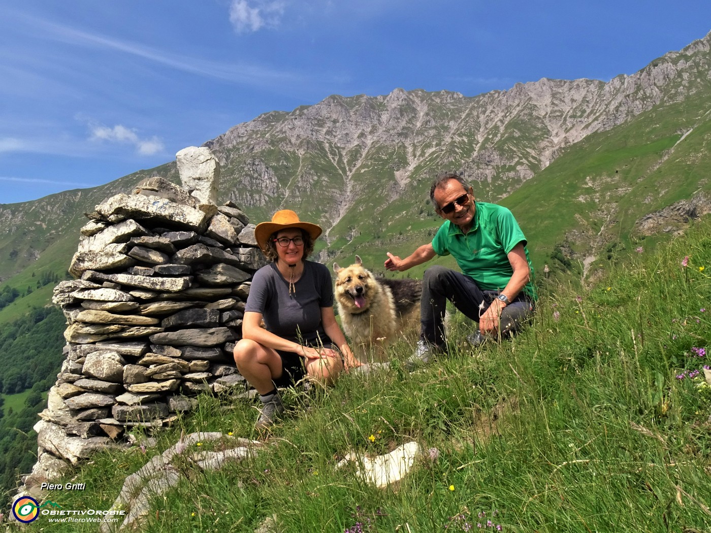 02 'L'Omo' (1600 m) con vista in Menna (2300 m).JPG